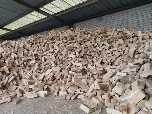 Großer Haufen Kaminholzscheite aus Buchenholz