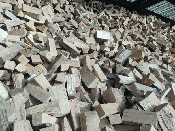 Großer Haufen Kaminholzscheite aus Eschenholz