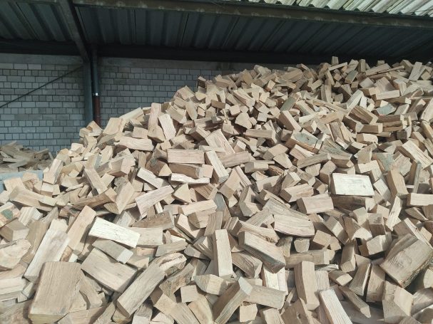 Großer Haufen Kaminholzscheite aus Buchenholz